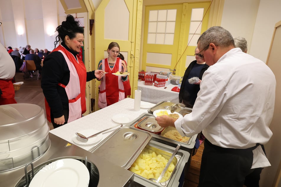 Im "Restaurant des Herzens" wird bedürftigen Menschen Essen serviert.