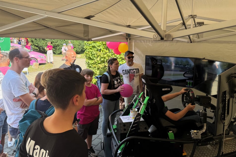 Der Nachwuchsrennfahrer brachte einen Simulator mit.