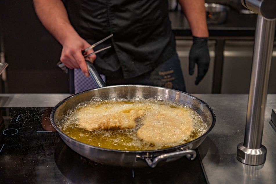Kalbsschnitzel werden schwimmend in reichlich Rapsöl und Butterschmalz ausgebacken.