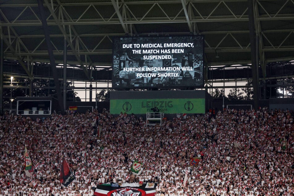 Über die Bildschirme wurden die Fans informiert, dass es einen Notfall gab.