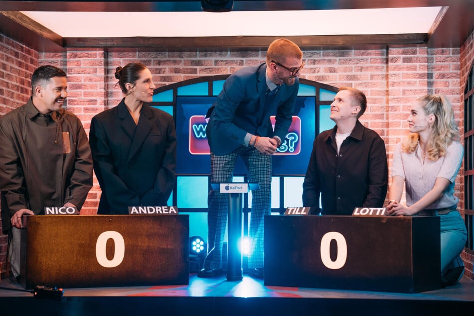 Mini-Games: Nico Santos (33, v.l.), Ex-Tennisprofi Andrea Petković (38), Joko, Kabarettist Till Reiners (40) und Wildcard Lotti (25) spielen eine Runde "Wer weisschen sowas?".