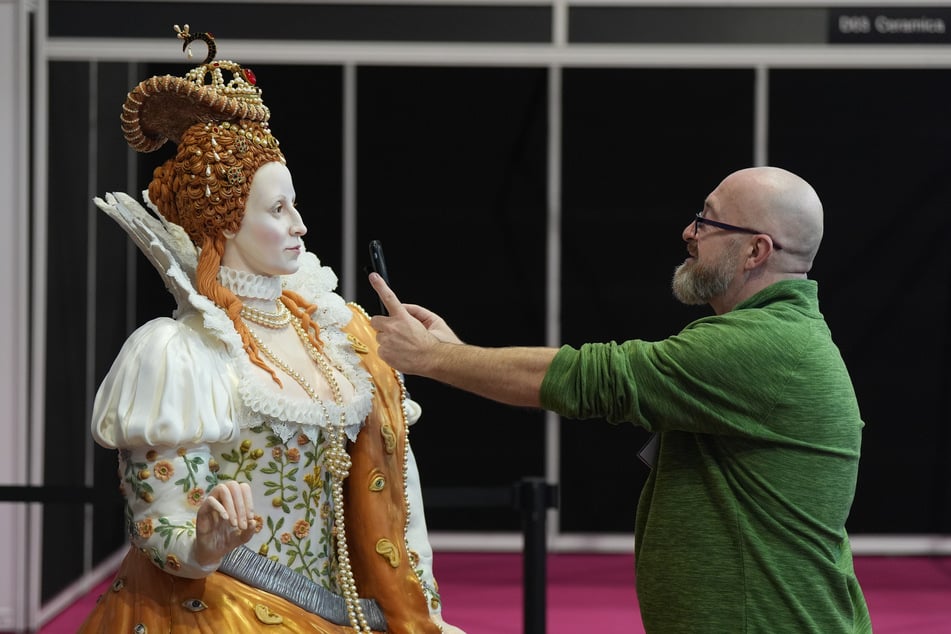 Auch eine Kuchenstatue von Königin Elizabeth I. beeindruckt dieser Tage im englischen Birmingham.