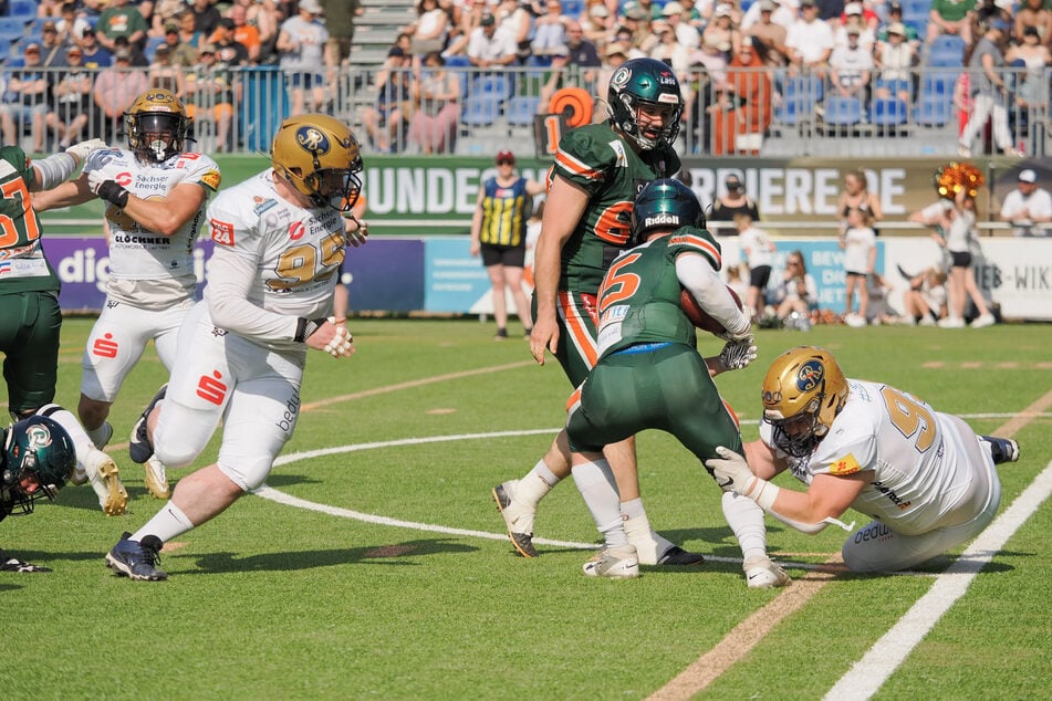 Die Dresdner Defense um Eric Hauschild (r.) und Leonardo Matassini (l.) machte es den Hurricanes richtig schwer.