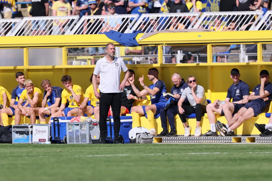 Lok-Coach Jochen Seitz (49) teilte im Nachgang ordentlich gegen den Schiedsrichter aus: "Es hat seine Linie auch nach der roten Karte schlecht durchgezogen."