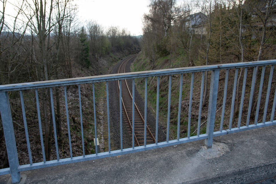 Die Jugendlichen warfen die Böller von der Brücke. (Symbolfoto)