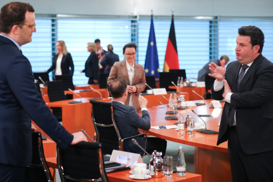 22. April: Bundesarbeitsminister Hubertus Heil (r, SPD) spricht vor Beginn der wöchentlichen Kabinettssitzung mit Gesundheitsminister Jens Spahn (CDU).