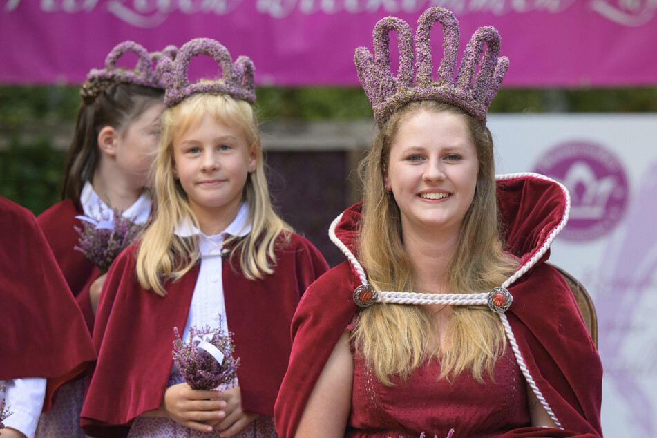 Franziska Röhrs (23, rechts) ist für ein Jahr Heideblütenkönigin und hat daher etliche Termine.
