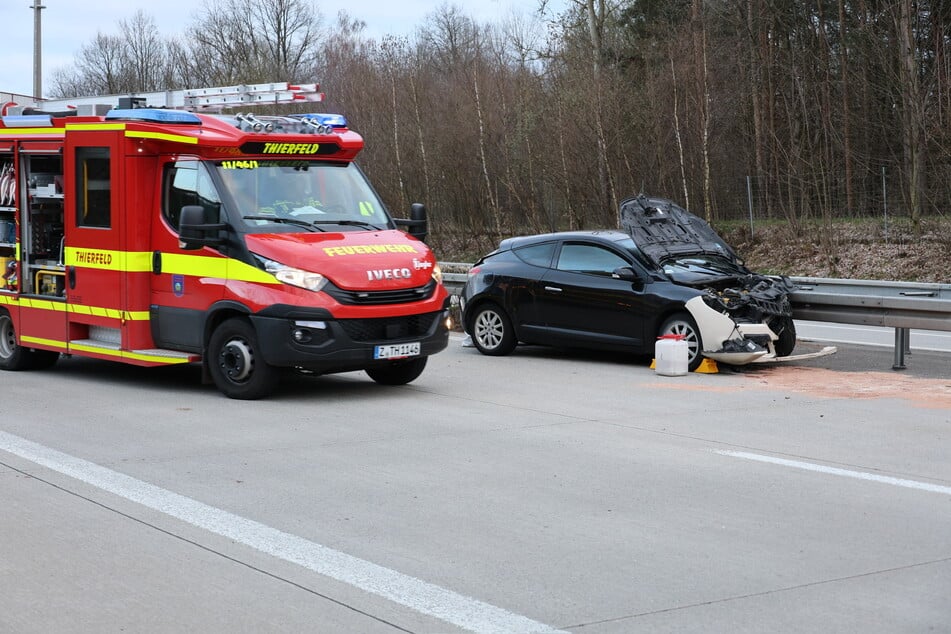 Der Renault wurde bei dem Unfall stark beschädigt.