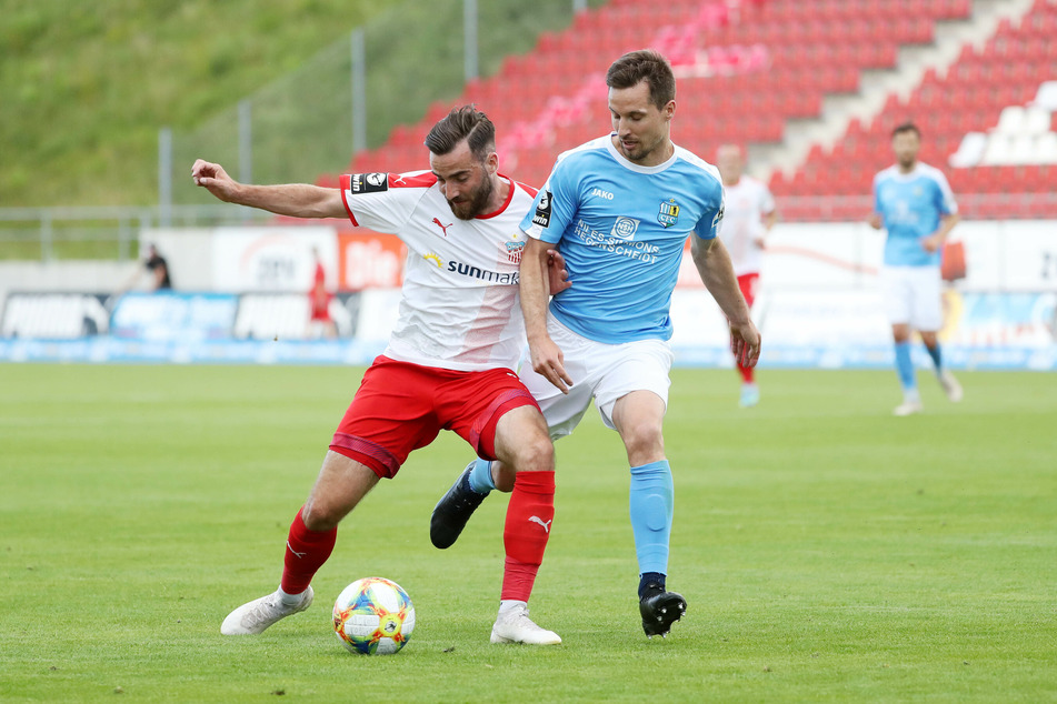 Zwickaus Morris Schröter im Zweikampf mit dem Chemnitzer Sandro Sirigu.