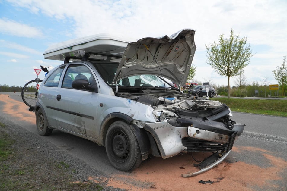 Der Opel erfasste den entgegenkommenden Motorradfahrer.