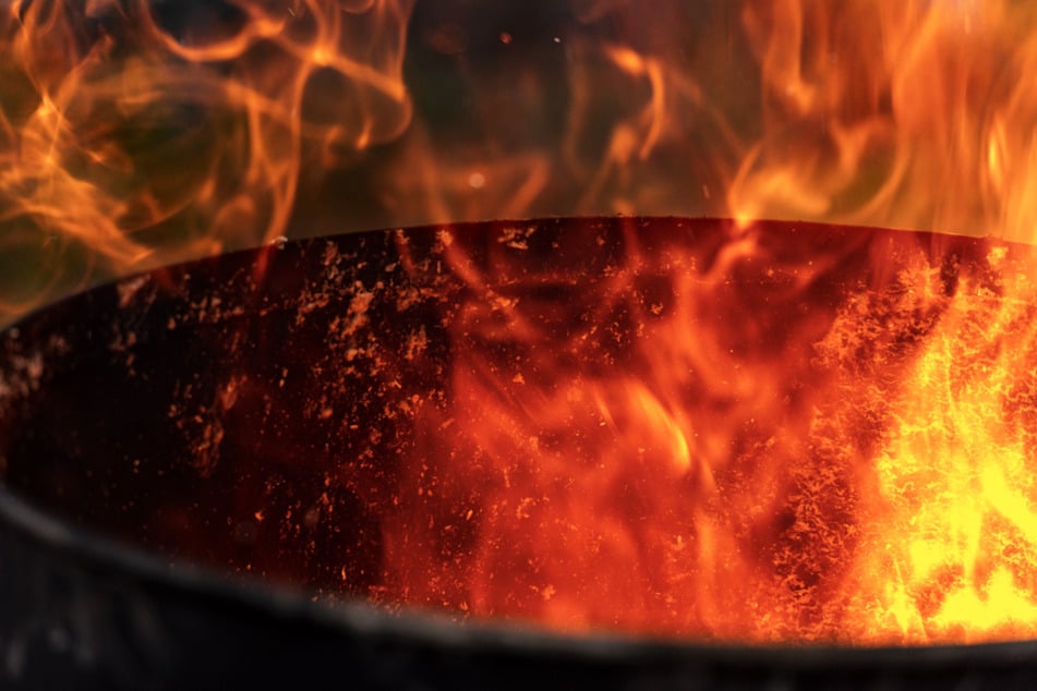 Die drei Müllcontainer im Hinterhof fingen in kürzester Zeit nacheinander Feuer. (Symbolbild)