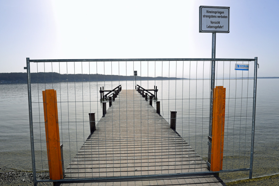 Weil die Abstandsregeln nicht eingehalten wurden, sperrte das Landratsamt die Stege am Starnberger See. Nun werden sie wieder geöffnet.