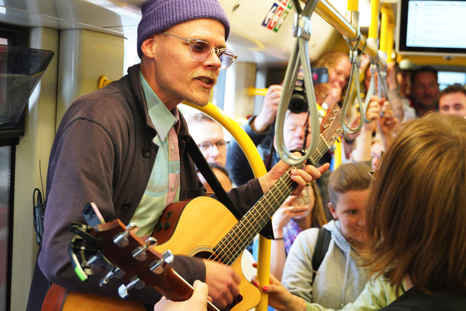 "Cat Ballou"-Frontmann Oliver Niesen (39, l.) gab mit seiner Band ein ganz besonderes Konzert in der eigenen KVB-Bahn.