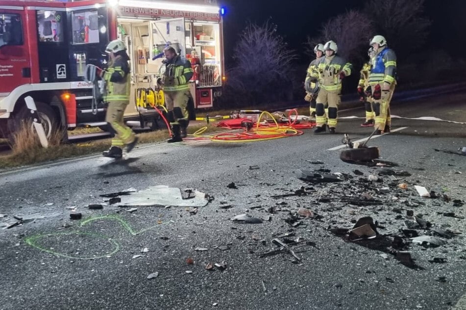 Kleinwagen krachen zusammen: Zwei Menschen sterben im Salzlandkreis