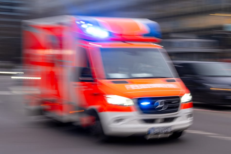Die Hilfe der Rettungskräfte kam zu spät. Die Frau erlag ihren Verletzungen. (Symbolbild)