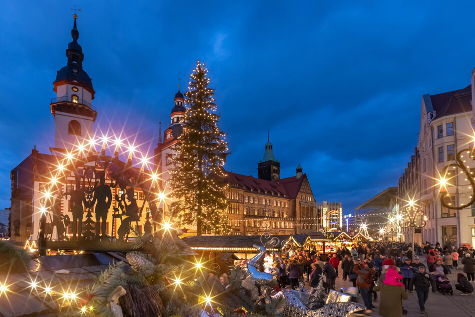 Lichtblick für den Weihnachtsmarkt: Die Stadt hat nach anfänglichen Schwierigkeiten alle Hütten an den Händler gebracht.