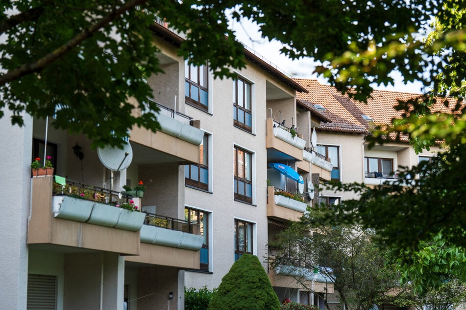 Aus einem Fenster im dritten Stock dieses Mehrparteienhauses in Mainz-Kastel fiel der 13-jährige Junge am Mittwochabend.