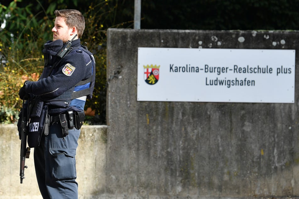 Die Karolina-Burger-Realschule plus in Ludwigshafen wurde teils von schwer bewaffneten Polizisten bewacht.