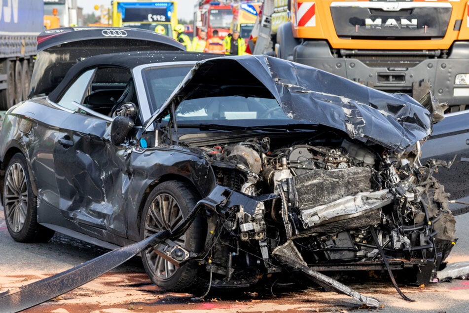 Unfall A72: Schwerer Unfall auf A72: Audi und Lkw krachen in Schilderwagen