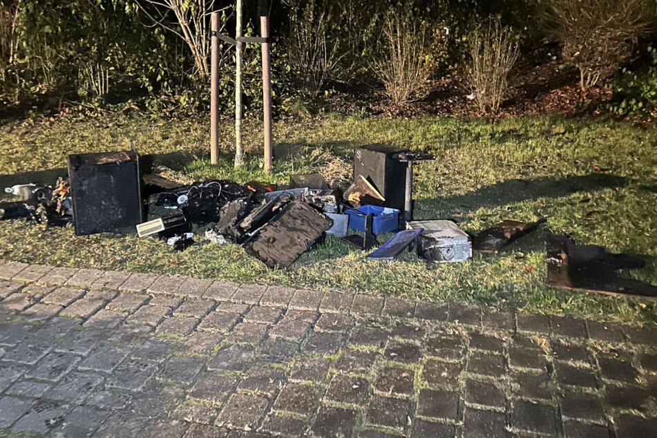 Die Feuerwehr holte verkohlte Gegenstände aus dem Keller nach draußen. Der Gesamtschaden beläuft sich auf rund 80.000 Euro.