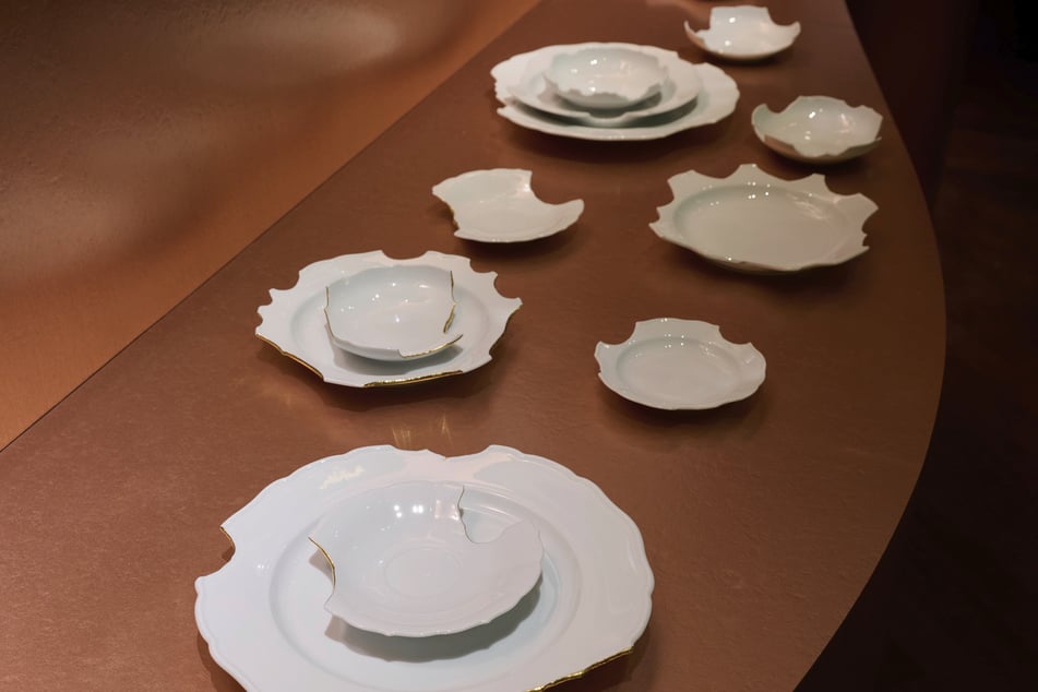 Ein Tisch, eingedeckt mit Phoenix-Tellern.