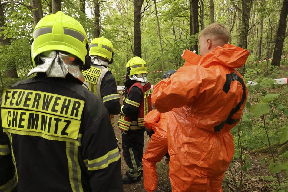 In Schutzanzügen untersuchten die Einsatzkräfte der Feuerwehr am Dienstag den giftigen Fund.