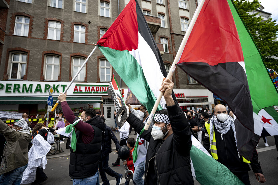 Wie hier in Berlin demonstrierten auch in Hamburg und Kiel mehrere Hundert Menschen für die Palästinenser.