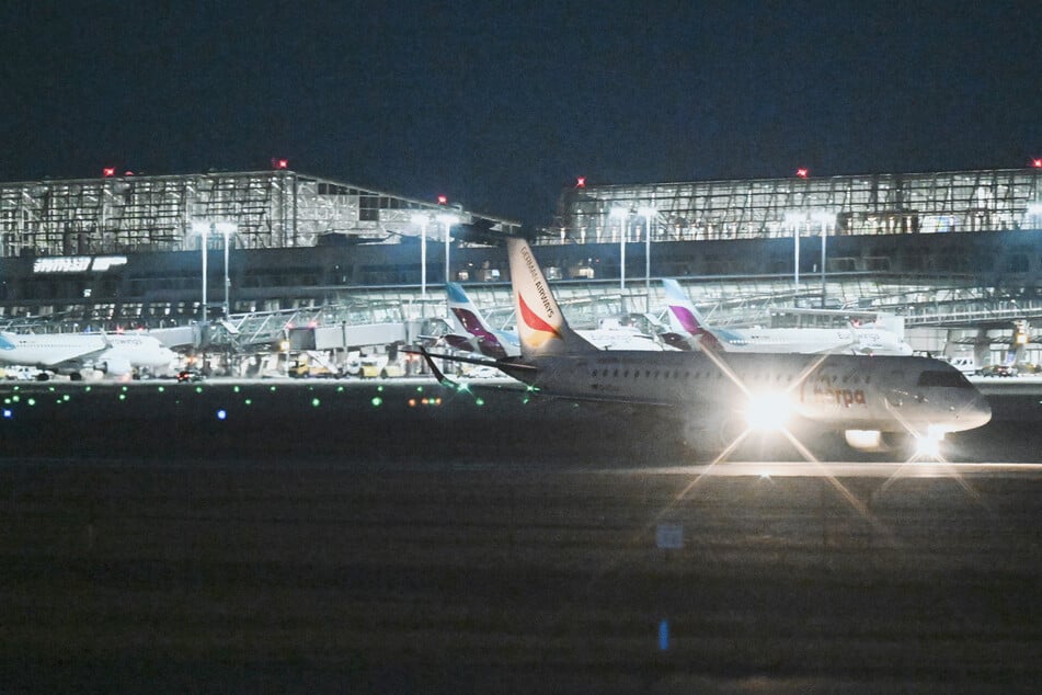 Am frühen Morgen machte sich noch eine Maschine der Gesellschaft German Airways auf den Weg. Einer von wenigen Flügen am heutigen Montag ab Stuttgart.