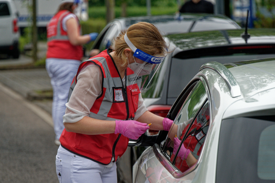 20 Ärzte, Arzthelferinnen und Krankenschwestern standen für die Drive-in-Impfaktion bereit, außerdem 120 freiwillige Helfer.