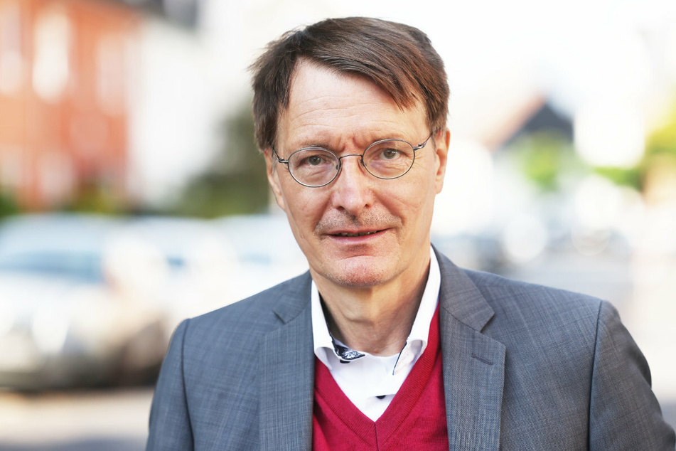 Gesundheits- und Sozialpolitiker Karl Lauterbach (58) weist auf das hohe Ansteckungsrisiko mit Covid-19, vor allem für Ungeimpfte, hin.