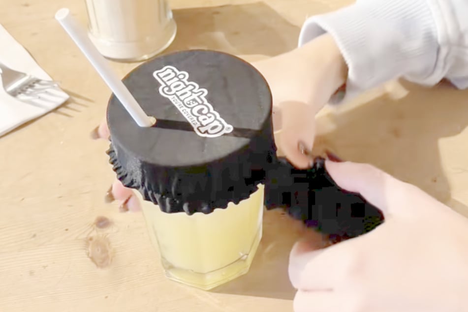 Tato konstrukce má zajistit, aby vám nikdo nechtěně neplivl do polévky (nebo do sklenice).