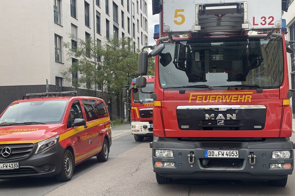 Wegen eines Küchenbrands rückten Kameraden der Dresdner Berufsfeuerwehr auf die Maternistraße aus.