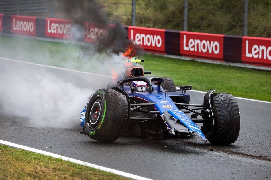 Er brennt! Der Williams von Logan Sargeant (23) fing bei dem Crash Feuer.