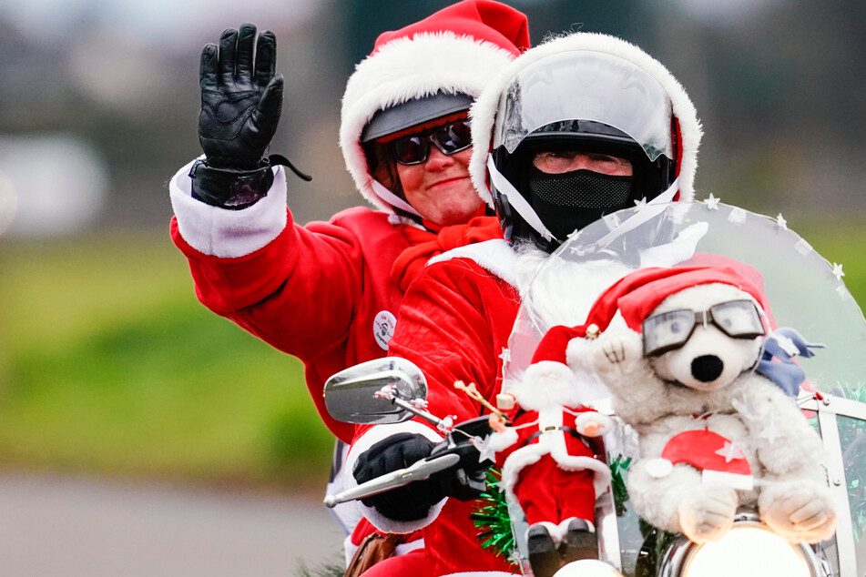 Weihnachtsmänner auf Motorrädern sammeln über 100.000 Euro für herzzerreißenden Zweck