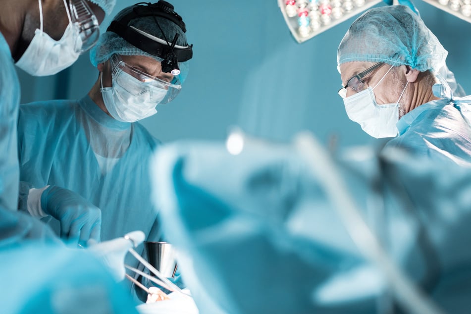 Männliche Dominanz am Operationstisch: In Krankenhäusern dominieren noch immer Männer - vor allem in Chefpositionen. (Symbolbild)