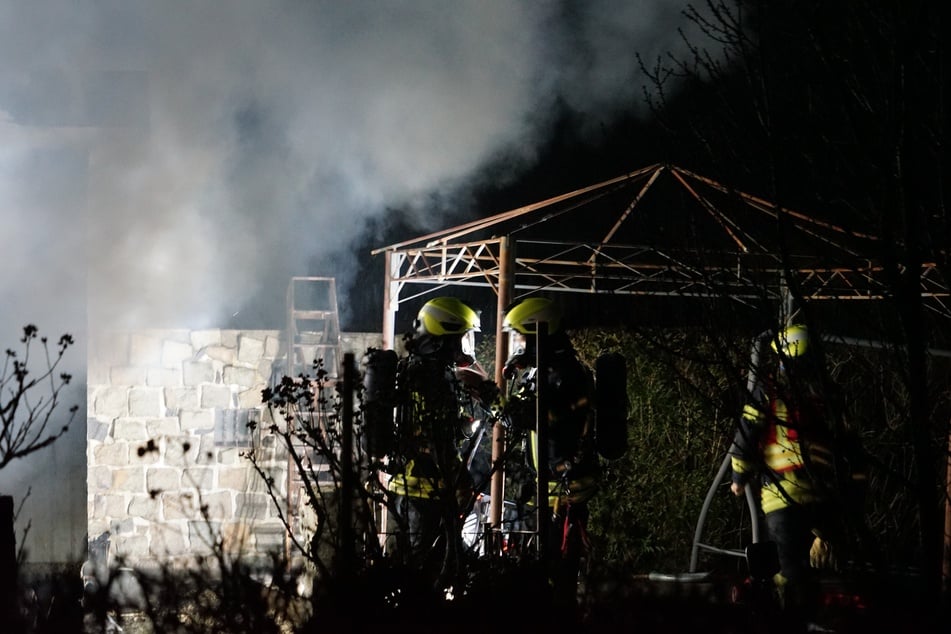 Die Feuerwehr konnte den Brand zwar löschen, die Laube wurde aber vollständig zerstört.