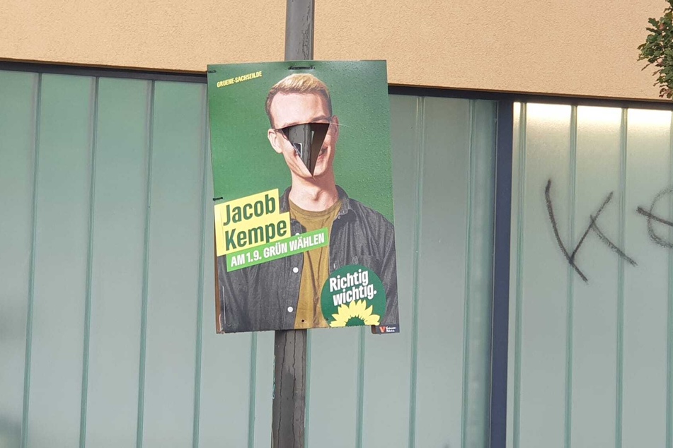 Gegenüber des Büros findet sich ein beschädigtes Wahlplakat der Grünen. Ob beide Vorfälle zusammenhängen, ist unklar.