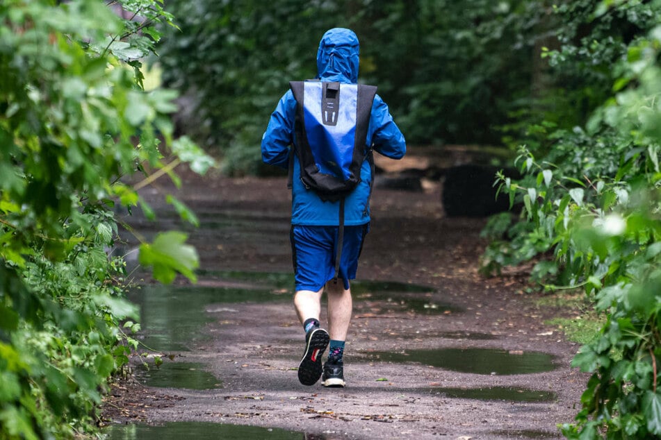 Regenkleidung liegt in Berlin und Brandenburg voraussichtlich noch bis Mitte der kommenden Woche voll im Trend.