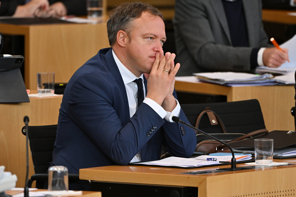 Thüringens CDU-Chef Voigt (46) soll den Ermittlern den Entsperrcode für sein Handy nicht rausgerückt haben. (Archivbild)