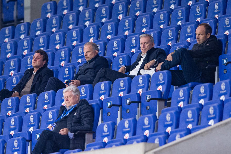 Ein Bild mit Symbolcharakter: Die Schalker Verantwortlichen auf der Tribüne mit versteinerter Miene.