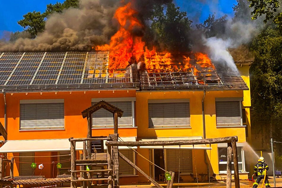 Bilder des Brandes zeigen die brennende Photovoltaikanlage auf dem Dach der Kindertagesstätte.