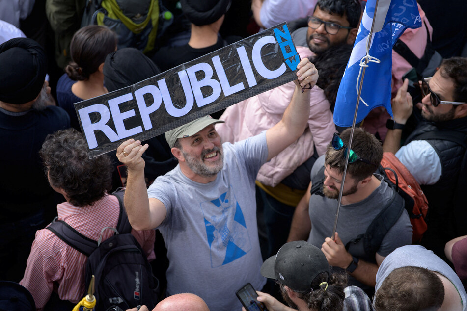 In Edinburgh, a man holds up a sign calling for the establishment of a republic.