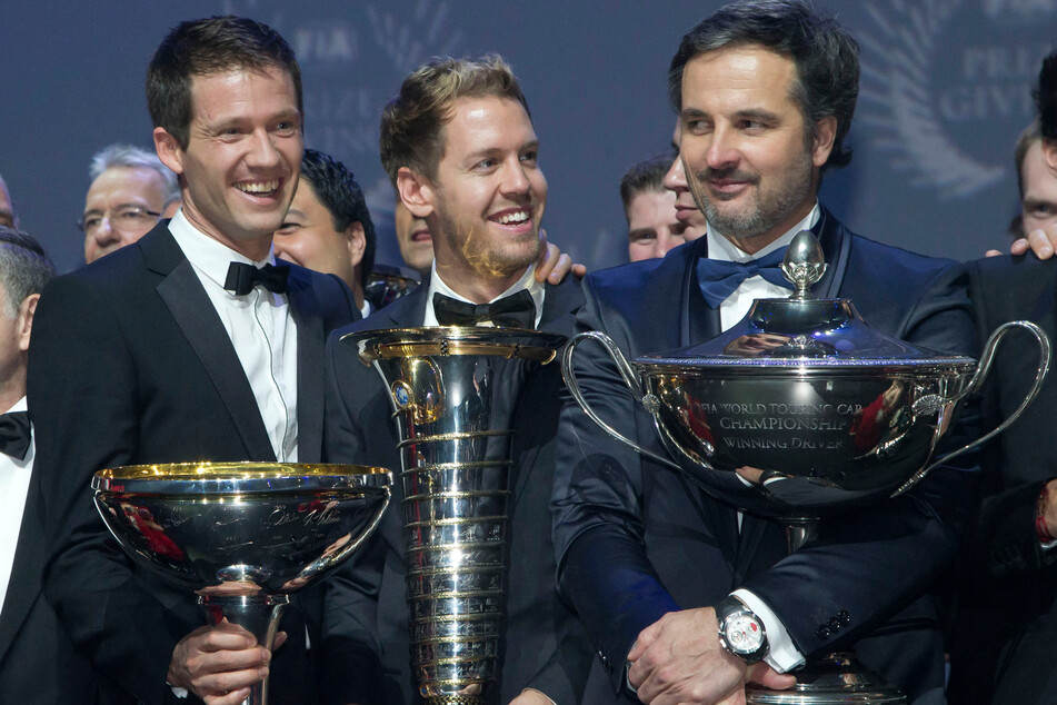 Mit Red Bull durfte Sebastian Vettel (35, mi.) gleich viermal den WM-Titel feiern! Er ist damit nach Michael Schumacher (53, nicht im Bild) der erfolgreichste deutsche Fahrer.