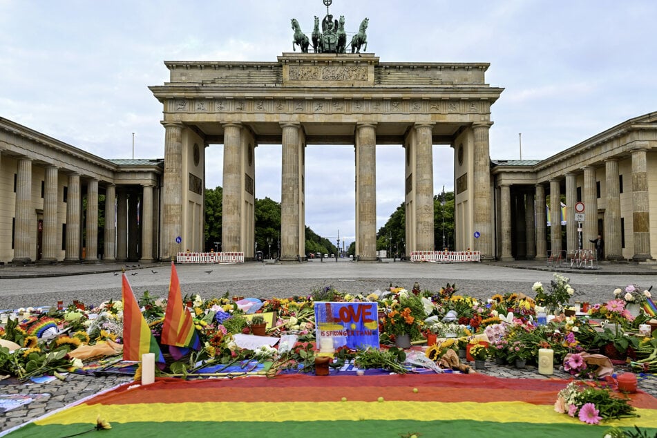 Bei dem mutmaßlich islamistischen Anschlag auf den CSD in Berlin wurde eine Frau aus Polen tödlich verletzt. Am Brandenburger Tor legten Tausende Blumen, Kerzen und Beileidsbekundungen ab.