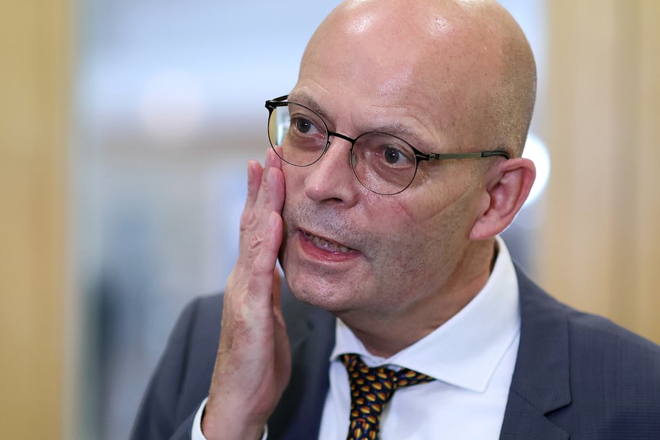Im Rahmen eines Ermittlungsverfahrens gegen Halles OB Bernd Wiegand (63, parteilos) werden Diensträume der Stadt durchsucht.