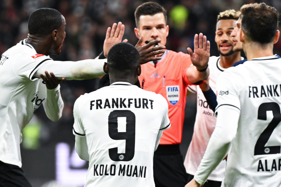In der 83. Minute reklamierten die Spieler von Eintracht Frankfurt bei Schiedsrichter Harm Osmers (38, M) ein Handspiel des Bochumers Dominique Heintz (29), doch die Offiziellen entschieden auf kein strafwürdiges Handspiel.