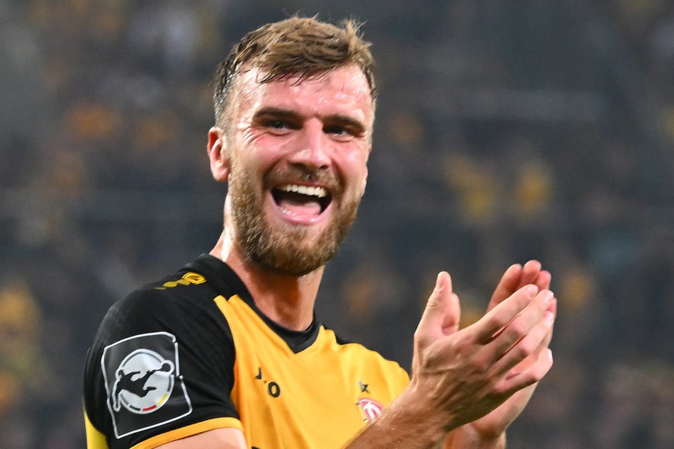 Da freut er sich, dafür gibt es Beifall: Innenverteidiger Lars Bünning war über die gesamte Saison gesehen der Noten-beste Dynamo.