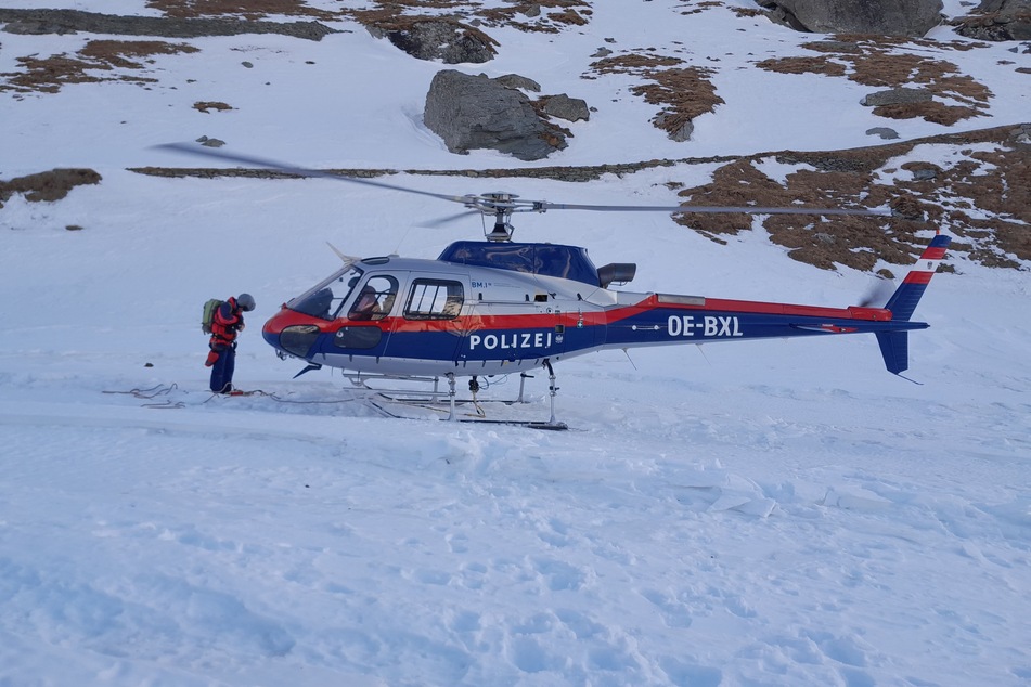 Ein Hubschrauber der Polizei Kärnten konnte die beiden Bergsteiger nach über 48 Stunden auf dem Berg endlich ins Tal bringen.