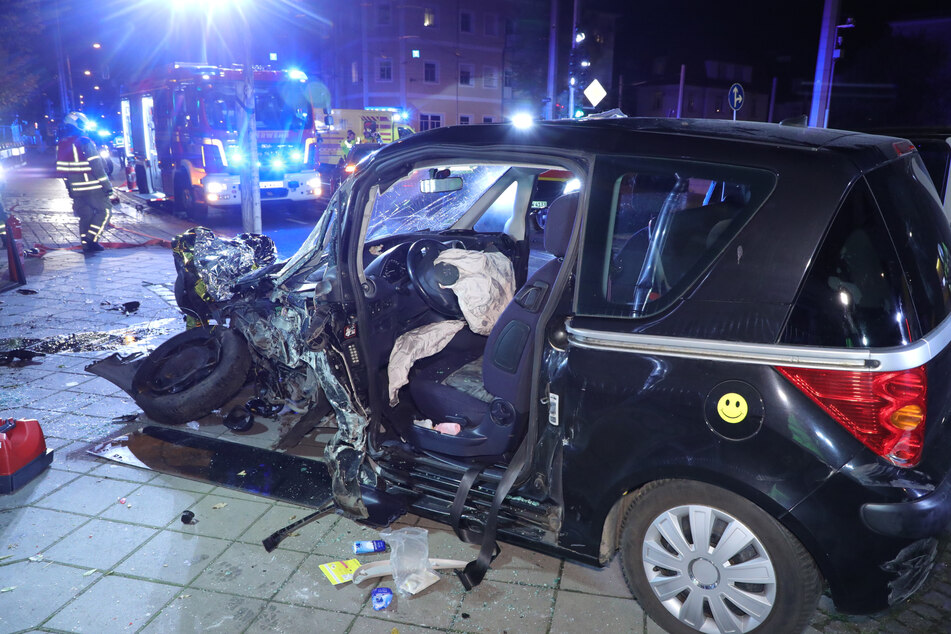 Die Frau, die in diesem Peugeot 1007 saß, wurde bei dem Unfall schwer verletzt.