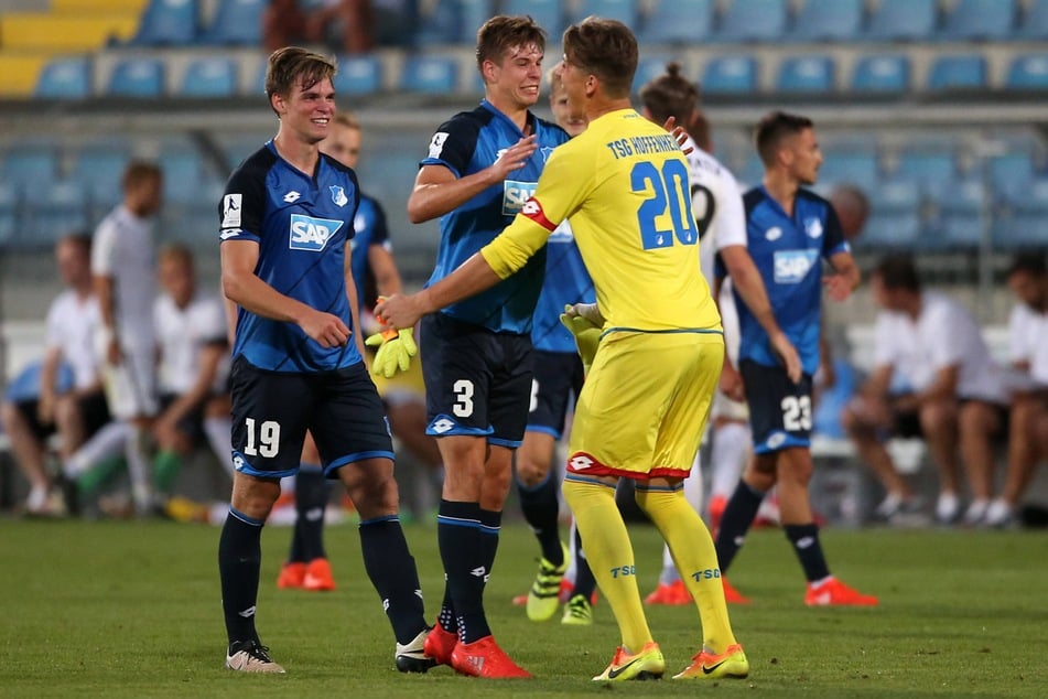 Torwart Gregor Kobel (28, r.) und Alexander Rossipal (29, M.) spielten drei Jahre gemeinsam in Hoffenheim.